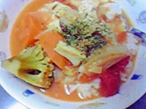 簡単美味しい☆しょうゆ糀入りトマトスープ飯♪